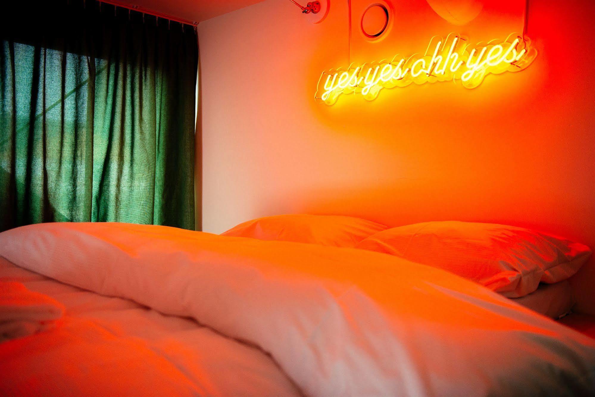 King Kong Hostel Роттердам Экстерьер фото